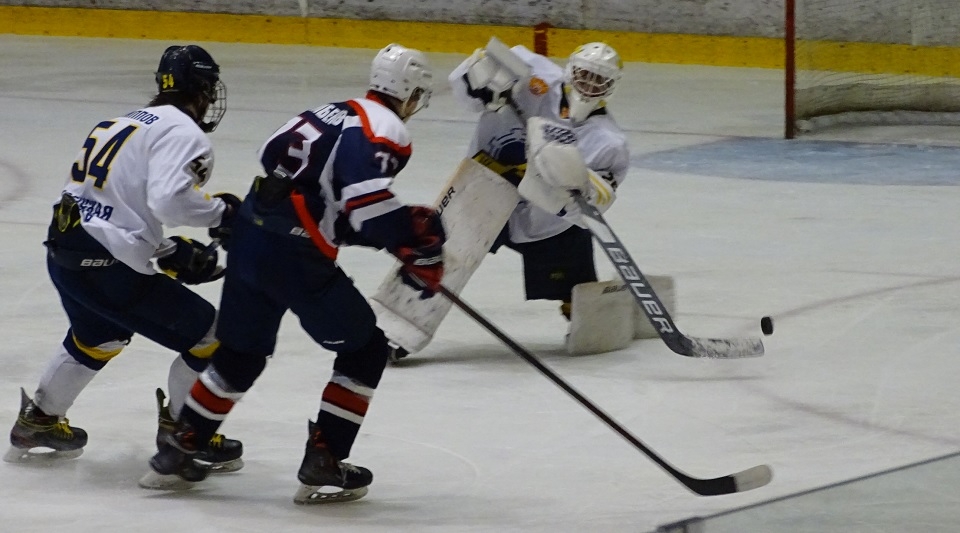 Саратовские хоккеисты выиграли первый домашний матч нового сезона