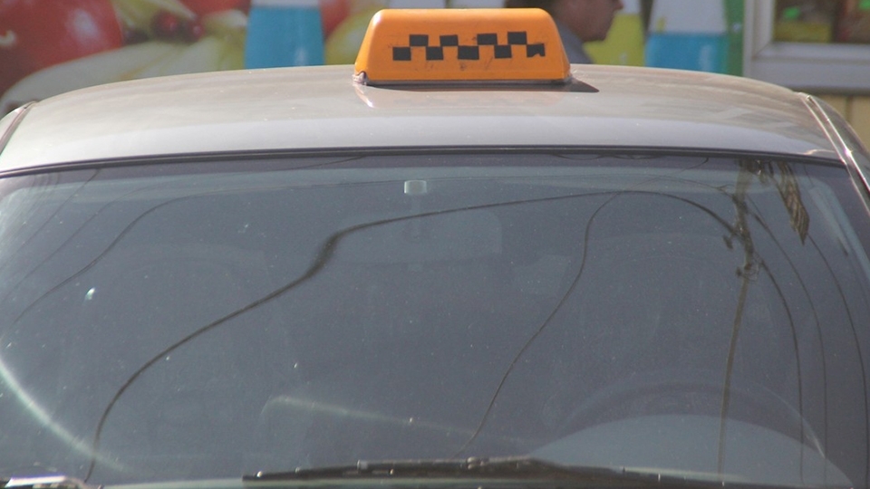 Таксист сдал в ломбард забытый пассажиром телефон