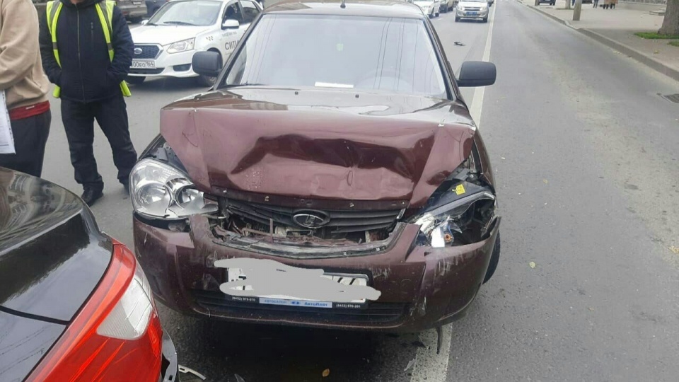 Молодой водитель пострадал в массовом ДТП в центре Саратова