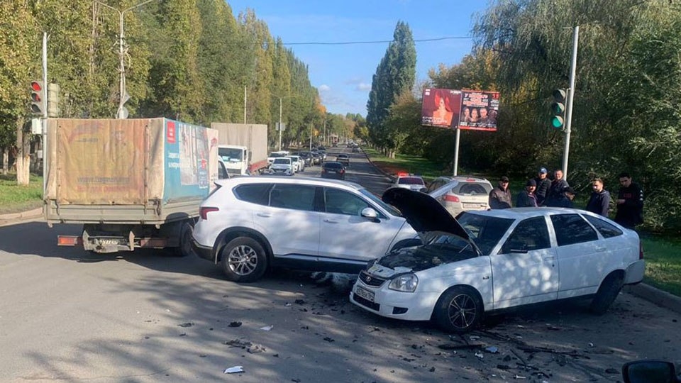 На Ново-Астраханском шоссе пострадал водитель 