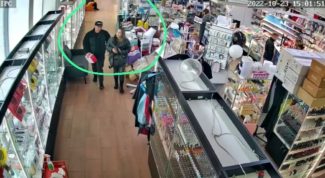 Кража лампы для ногтей из магазина в центре Саратова попала на видео