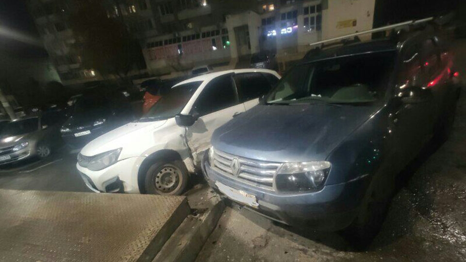 В центре Саратова машины вылетели на тротуар и сбили четырех пешеходов
