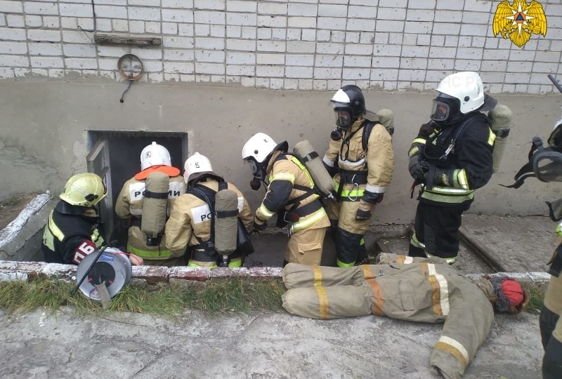 Саратовские пожарные тренировались выдерживать нагрузки в дымокамере