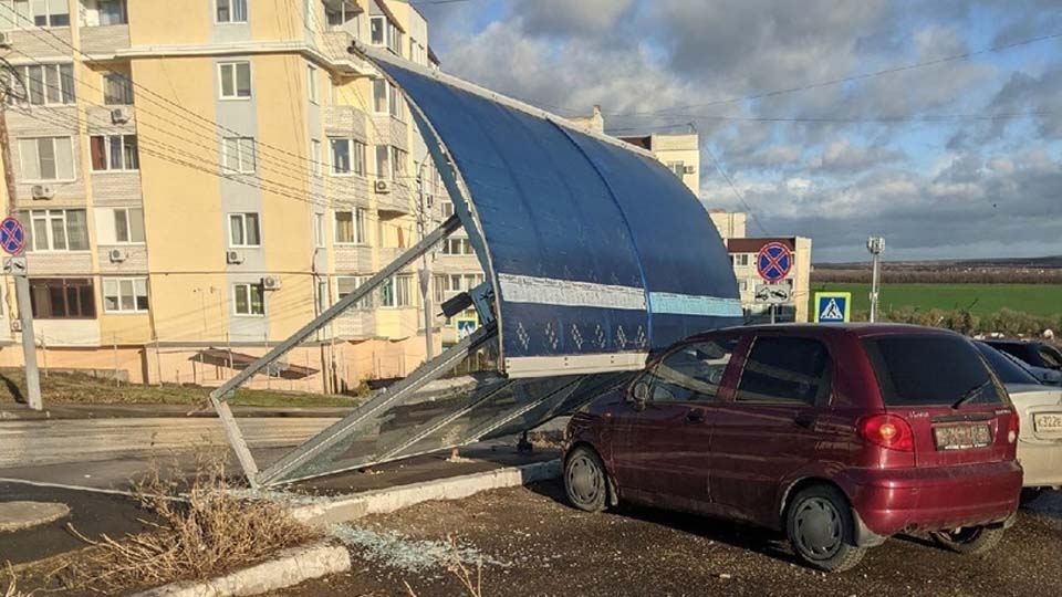 Ветер в Саратове: остановка рухнула на машины, с девятиэтажки сорвало кровлю