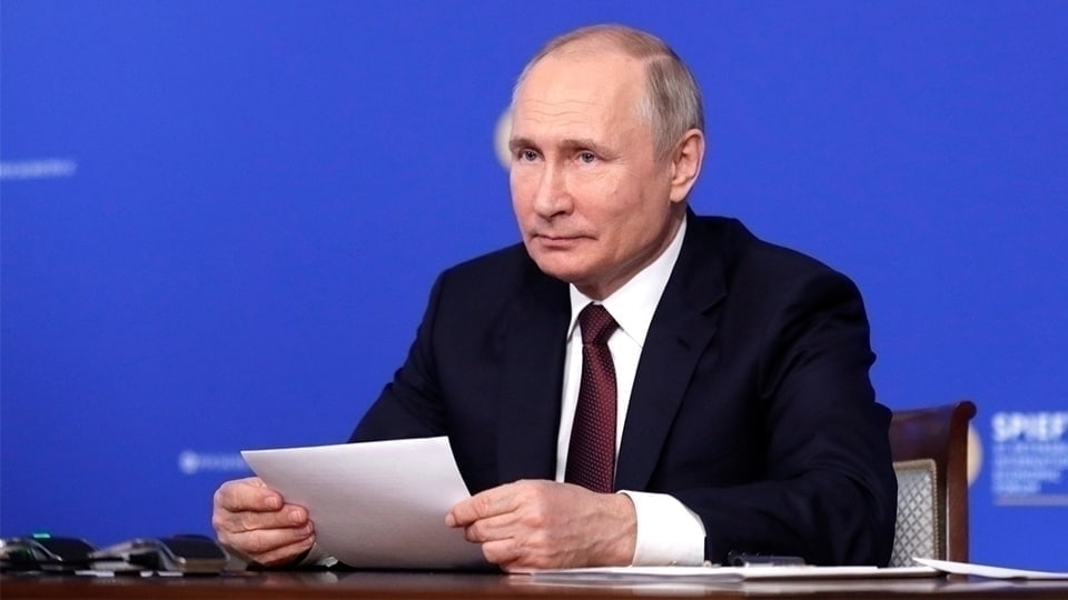 Владимир Путин наградил медалями саратовских железнодорожников и врача
