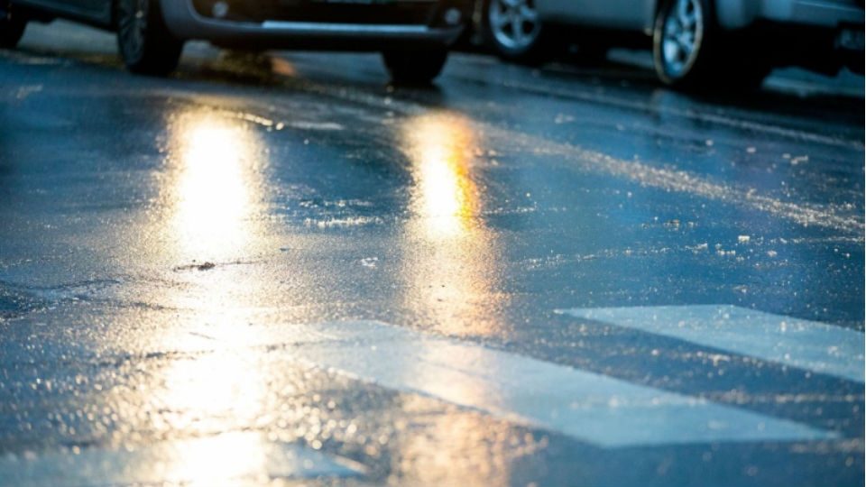 Ледяной дождь: саратовцев предупреждают о гололедице на дорогах