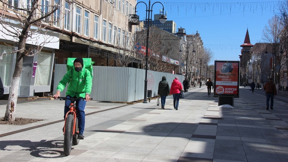 Около общепита на проспекте Столыпина у 18-летнего курьера украли велосипед