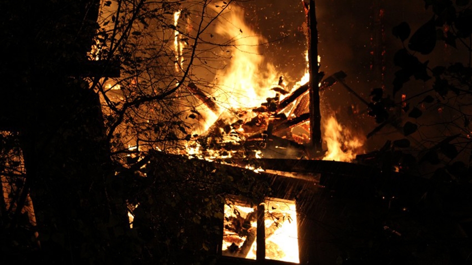 Ночью на Весенней сгорел деревянный дом