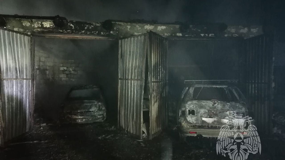 В Аркадаке сгорел гараж с тремя машинами