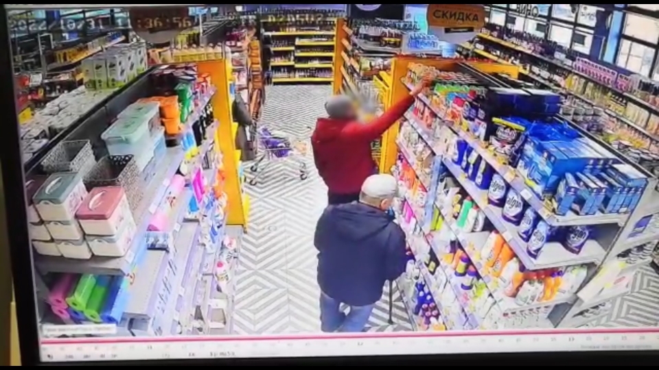 Саратовец украл в магазине шоколад, шампуни и женские тампоны. Видео