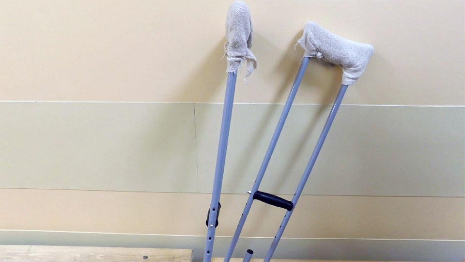 Саратовский инвалид добился от мэрии компенсации за перелом ноги