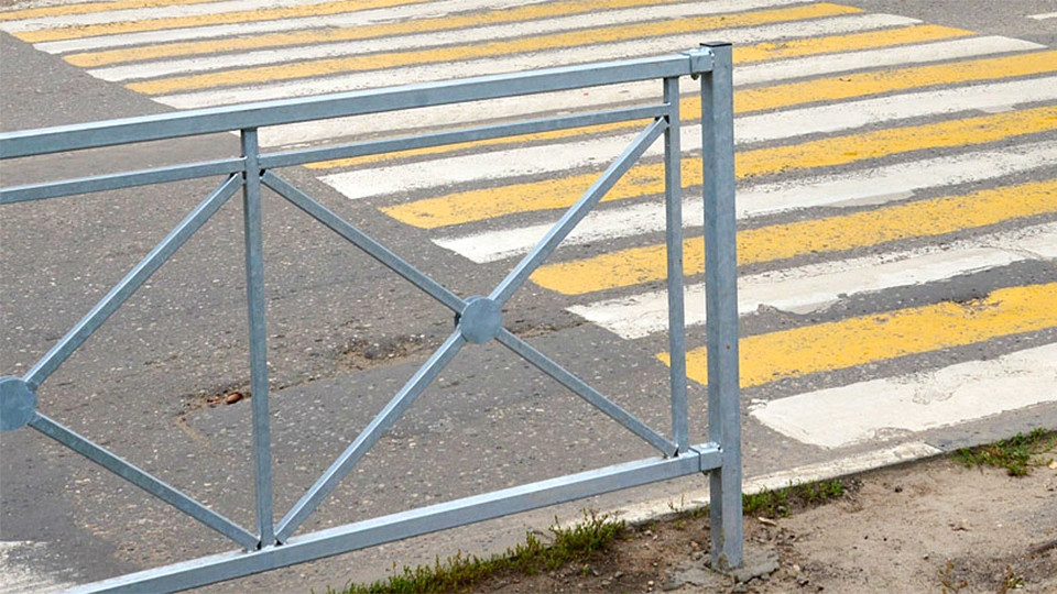В Саратове поставят пешеходные и дорожные ограждения на 12 участках. Адреса