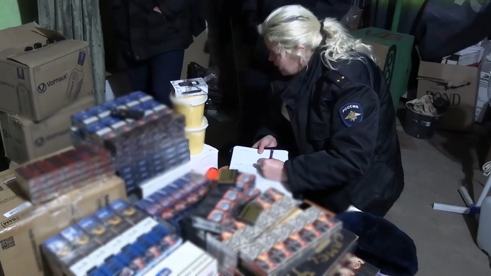В саратовских гаражах нашли тысячи немаркированных пачек сигарет и бутылок