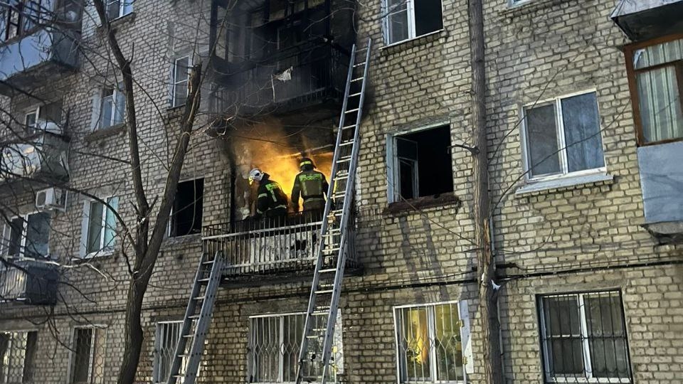 В Саратове из горящей пятиэтажки эвакуировали 18 человек. Есть пострадавшие