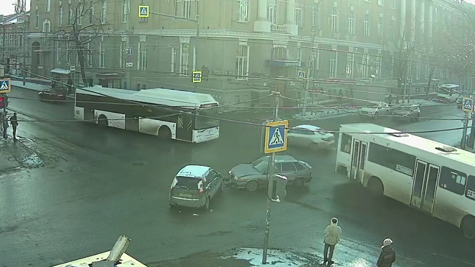 В центре Саратова из-за ДТП встали троллейбусы трех маршрутов