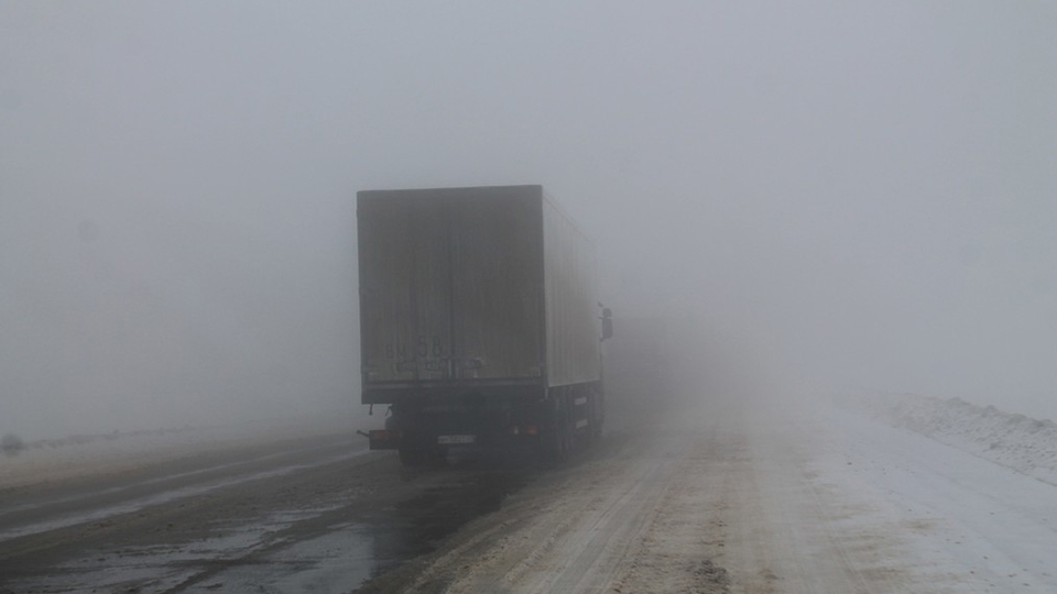 Туман на дорогах. ГИБДД призывает саратовцев соблюдать скоростной режим