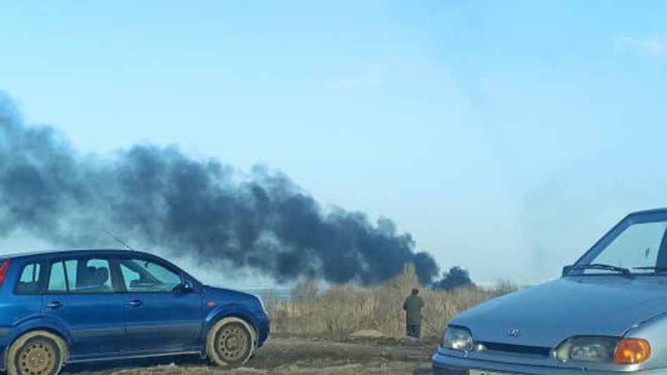 Черный дым из промзоны в Заводском районе напугал саратовцев