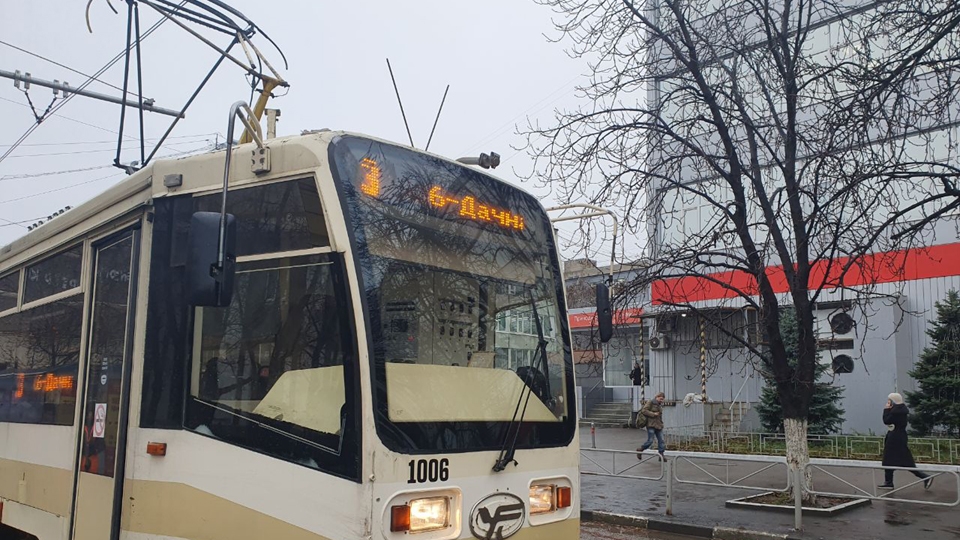 Движение саратовских трамваев остановила забытая сумка