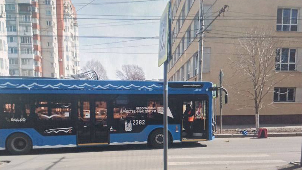В центре Саратова троллейбус сбил 19-летнего велосипедиста