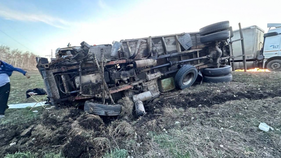 В Гагаринском районе столкнулись грузовик и две легковушки. Есть пострадавшие