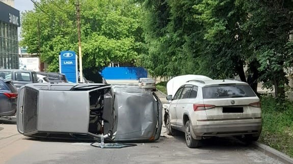 В Ленинском районе 20-летний водитель въехал в пустую машину и уронил свою