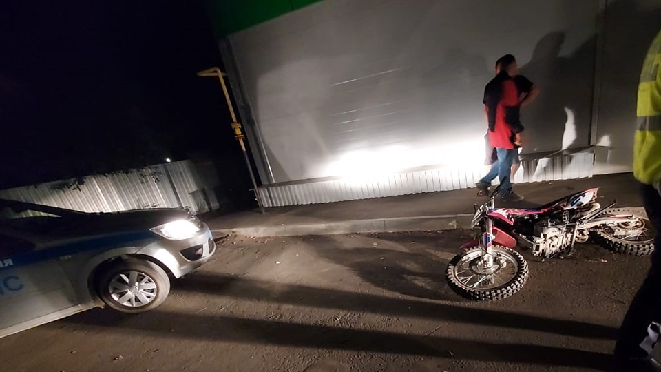 В Кировском районе мотоциклист врезался в бордюр и отправился в больницу