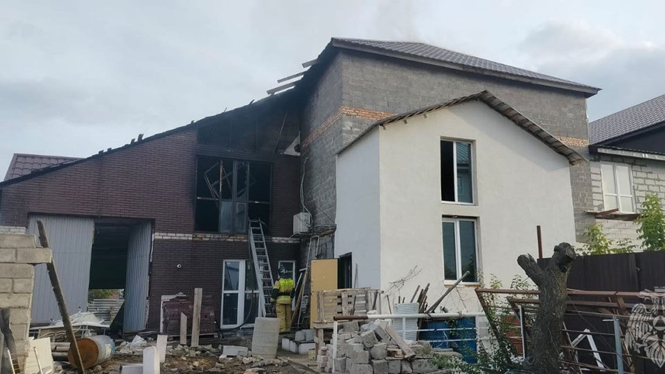 В Энгельсе из-за неисправной проводки горел двухэтажный дом