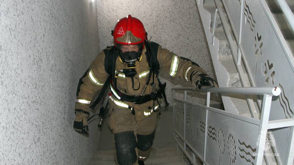 Саратовские пожарные в амуниции за две минуты забежали на 22-й этаж
