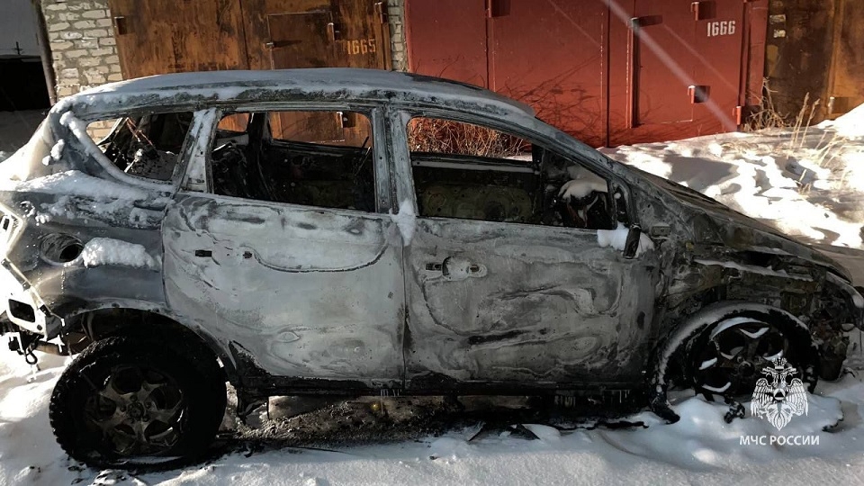 В балаковских гаражах горело авто. Есть пострадавшие