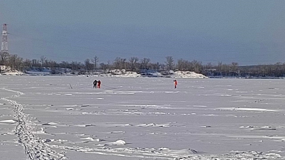 В Балакове рыбак провалился под лед. Его тело достали спасатели