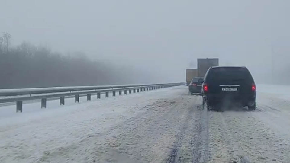 Снегопад закрыл федеральные трассы в Саратовской области