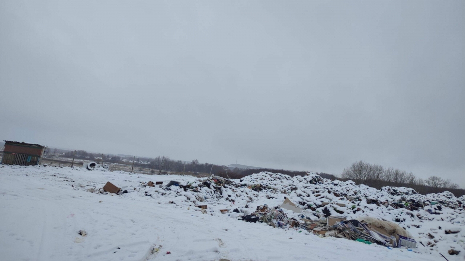 Жители райцентра жалуются на едкий запах с мусорного полигона и загрязнение воды. Реакция СК