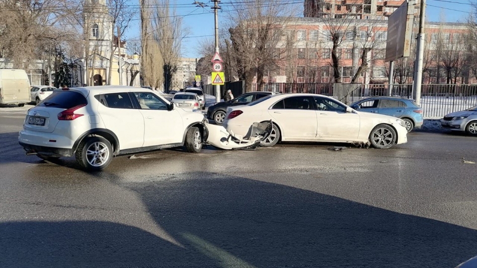 На Ильинской площади столкнулись Nissan и Mercedes. За руль 