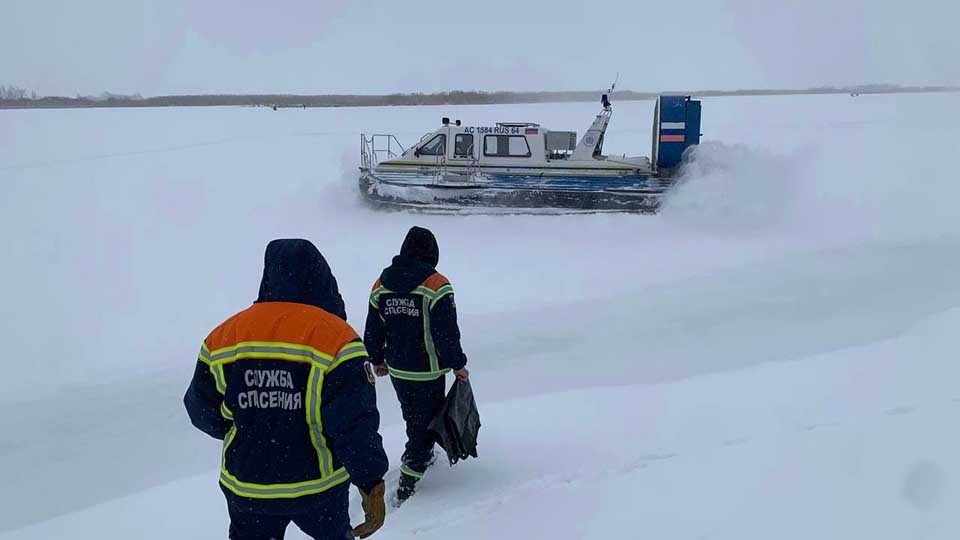 Спасатели эвакуировали заболевшего саратовца с острова на Волге