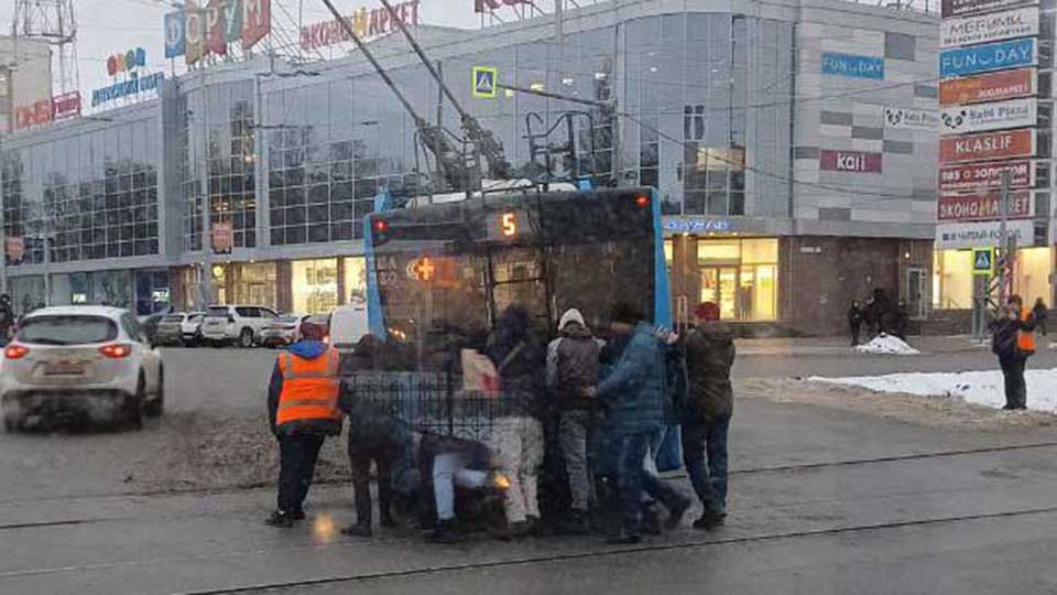 В Саратове пассажиры вытолкали застрявший в дорожной яме троллейбус