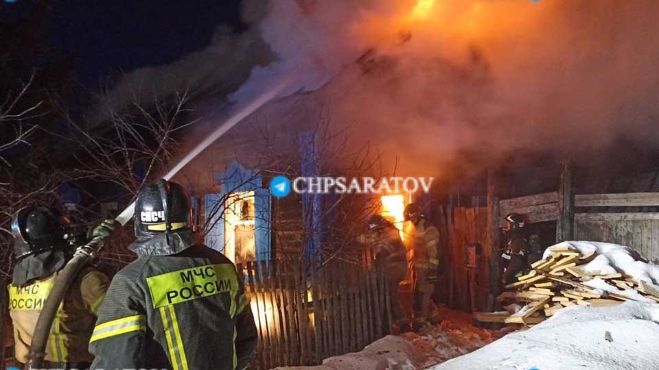 На окраине Саратова сгорел деревянный дом