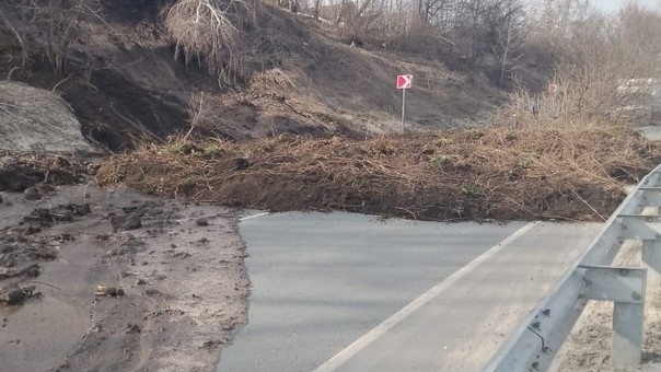 В Саратовской области трассу на Пензу накрыл оползень