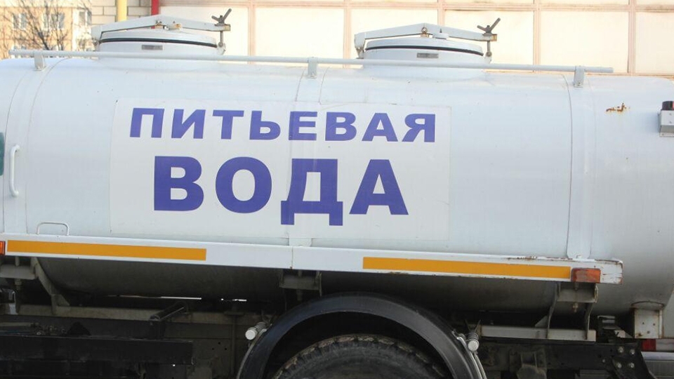 Жителям Ленинского района на сутки отключат воду. Адреса подвоза