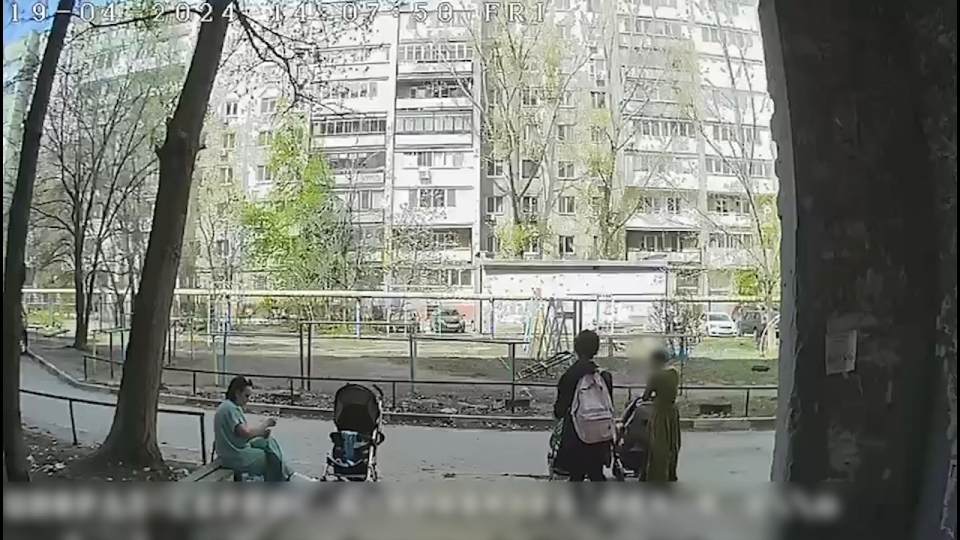 В Ленинском районе молодая мать украла из подъезда чужую коляску