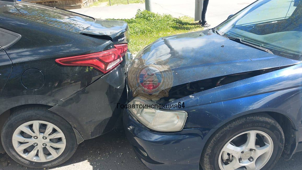 В Саратове 58-летний водитель умер за рулем. Машина осталась без управления