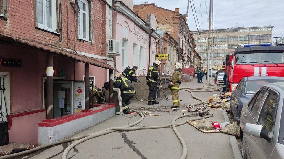 В центре Саратова пожарные тушили дореволюционный дом