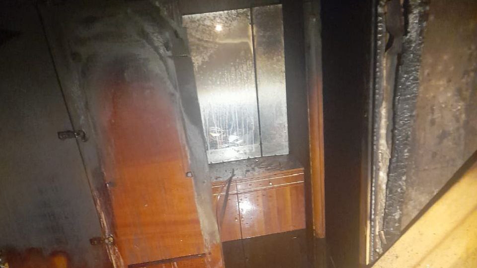 Ночью в Солнечном пожарные спасли хозяйку горевшей квартиры