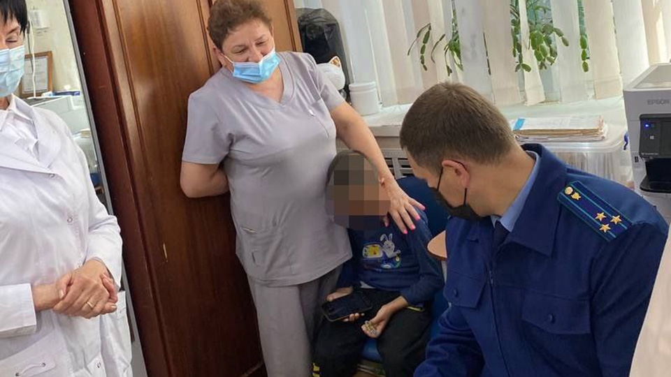 В больнице Саратова подростки били ремнем маленького мальчика