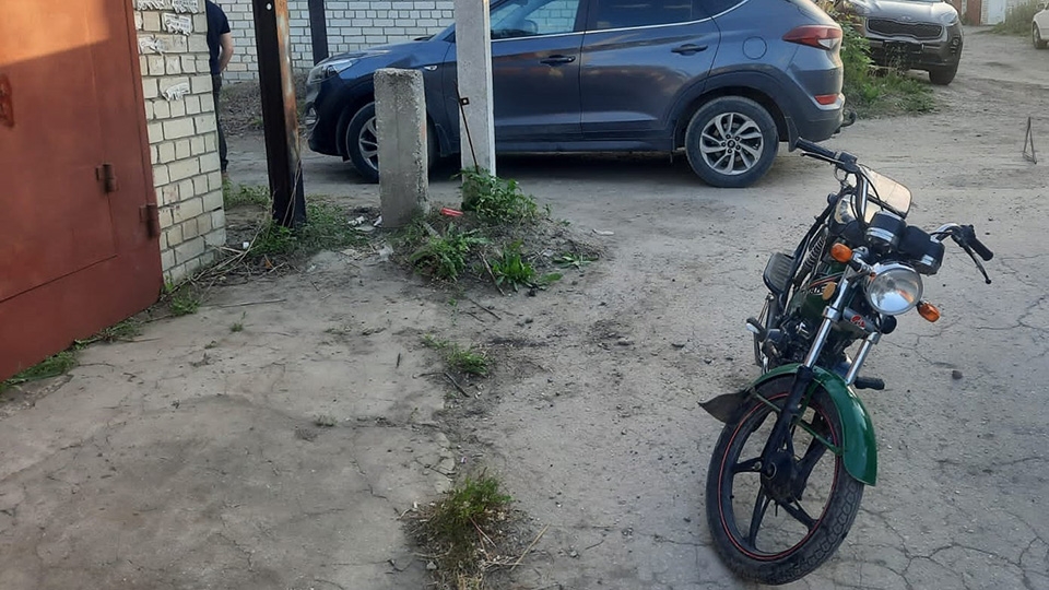 В Саратове на территории ГСК встретились 15-летний мопедист и кроссовер