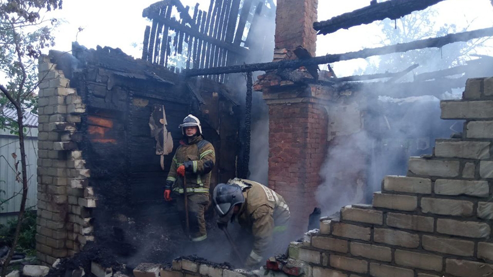 Ночью пожарные нашли в сгоревшем доме тело мужчины