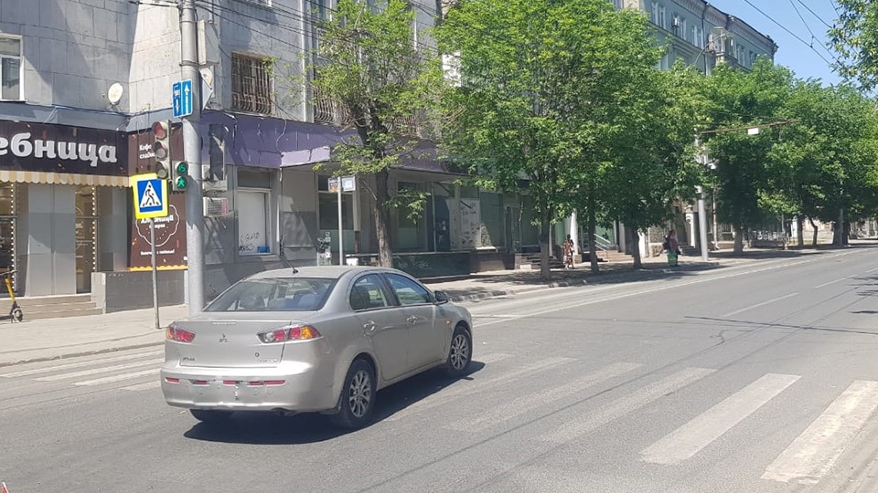 На перекрестке в центре Саратова пожилой водитель сбил женщину