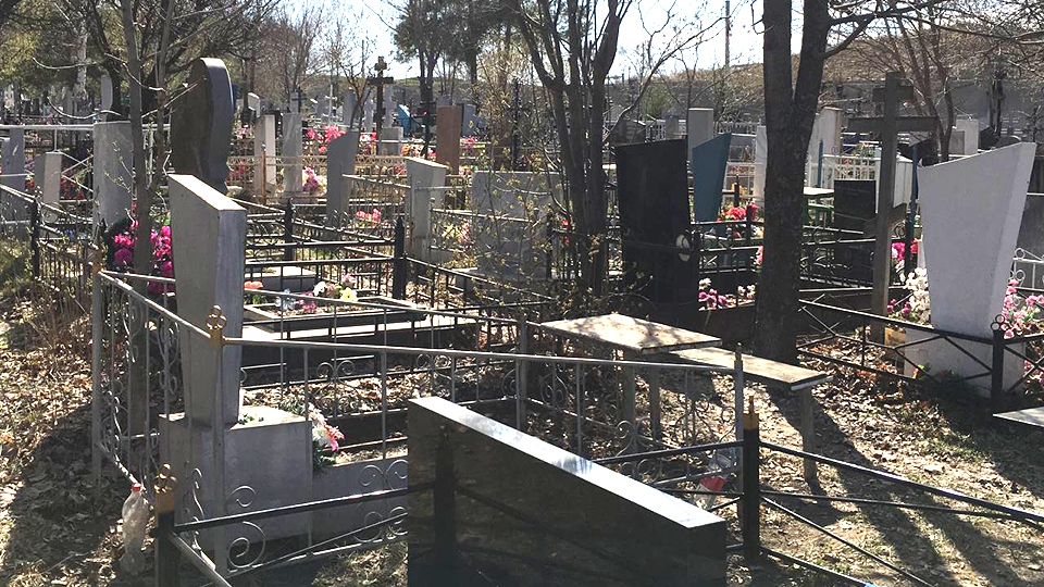 Глава района запретил устанавливать памятники на могилах без санкции своего зама