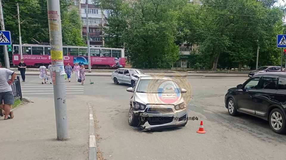 Две легковушки не поделили саратовский проспект