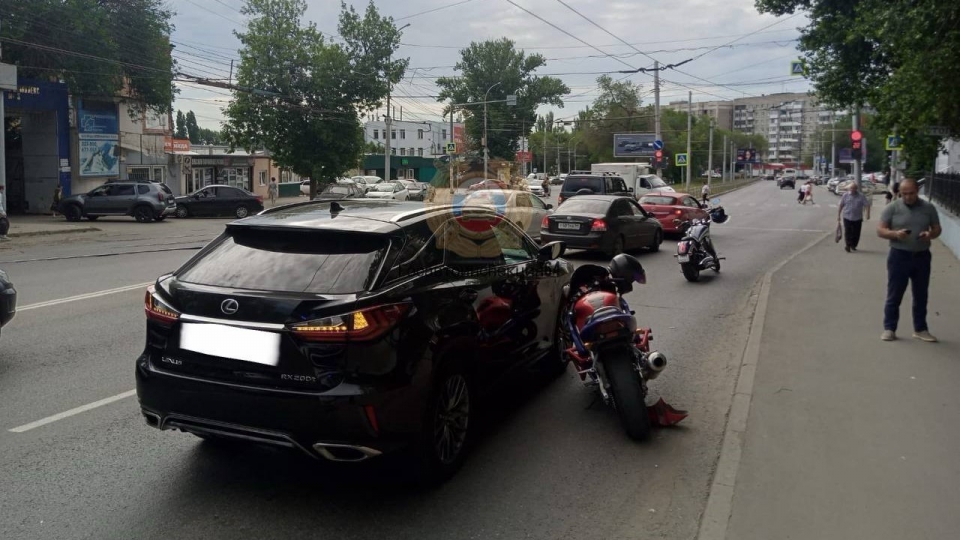 В Саратове пешеход пострадала в ДТП с мотоциклом и 