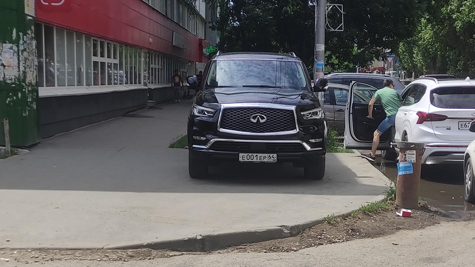 В Саратове автохам припарковал внедорожник-